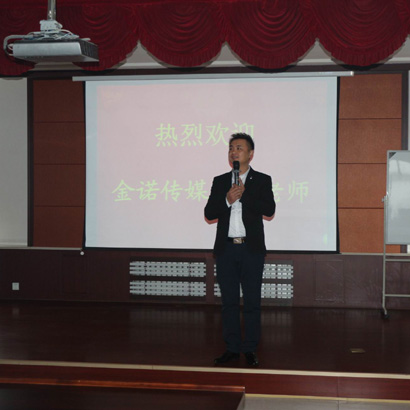 聽國學(xué)講座，習(xí)傳統(tǒng)文化               